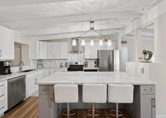 Luxury Mid-century Modern 3-bedroom Holiday home *