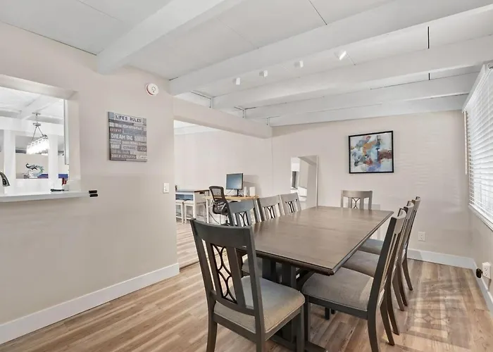 Luxury Mid-century Modern 3-bedroom *