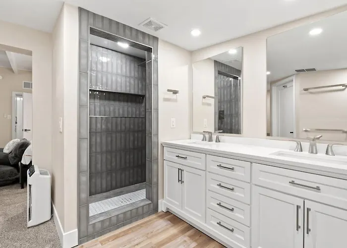 Luxury Mid-century Modern 3-bedroom Holiday home *