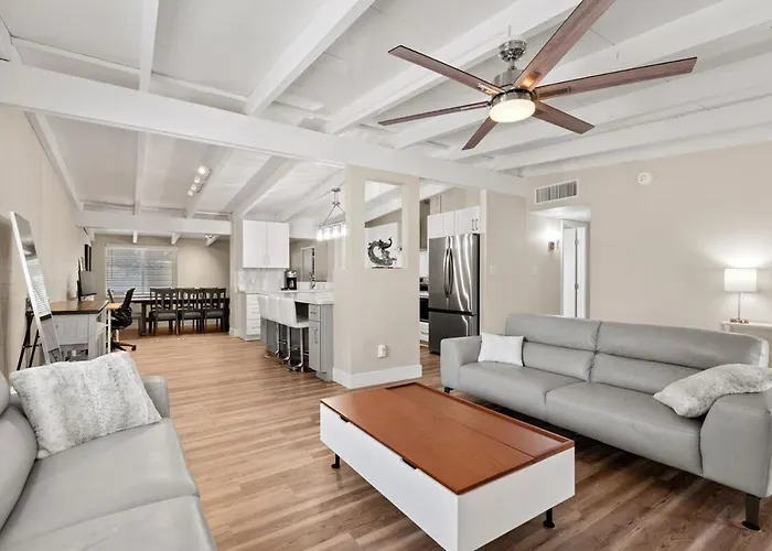 Luxury Mid-century Modern 3-bedroom *