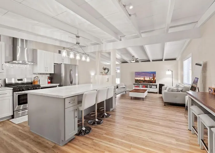Luxury Mid-century Modern 3-bedroom *