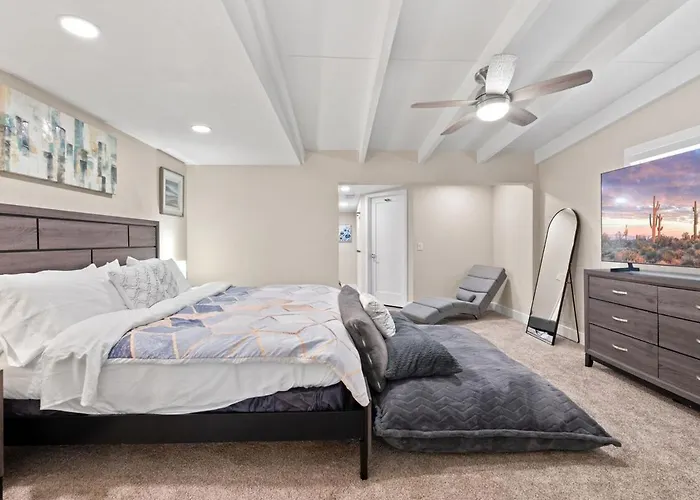 Luxury Mid-century Modern 3-bedroom *